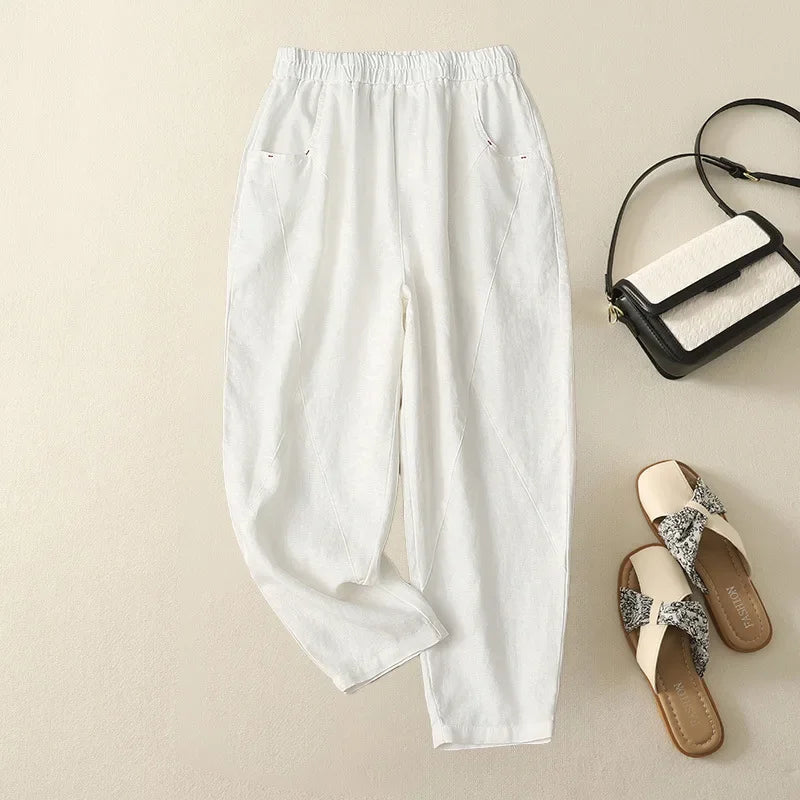 Détail de la texture du tissu en lin et coton et des coutures structurelles sur la jambe du pantalon harem.