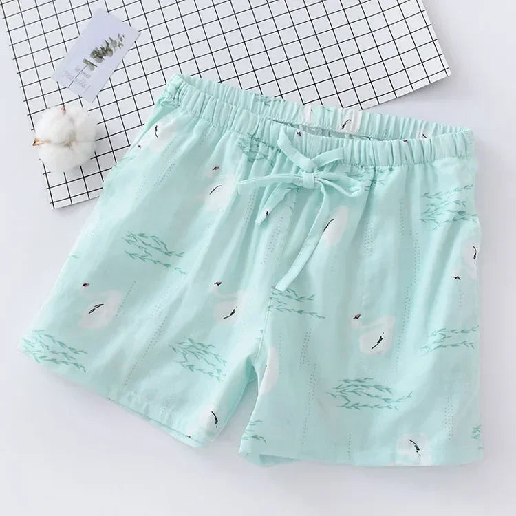 Short de nuit vert menthe en coton respirant orné de motifs cygnes blancs et nœud à la taille.