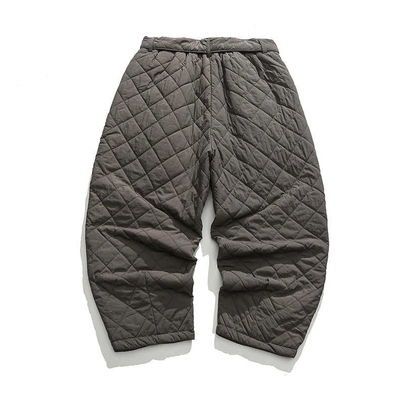 Vue de dos du pantalon d'hiver matelassé gris anthracite montrant la coupe ample et les finitions de la taille.