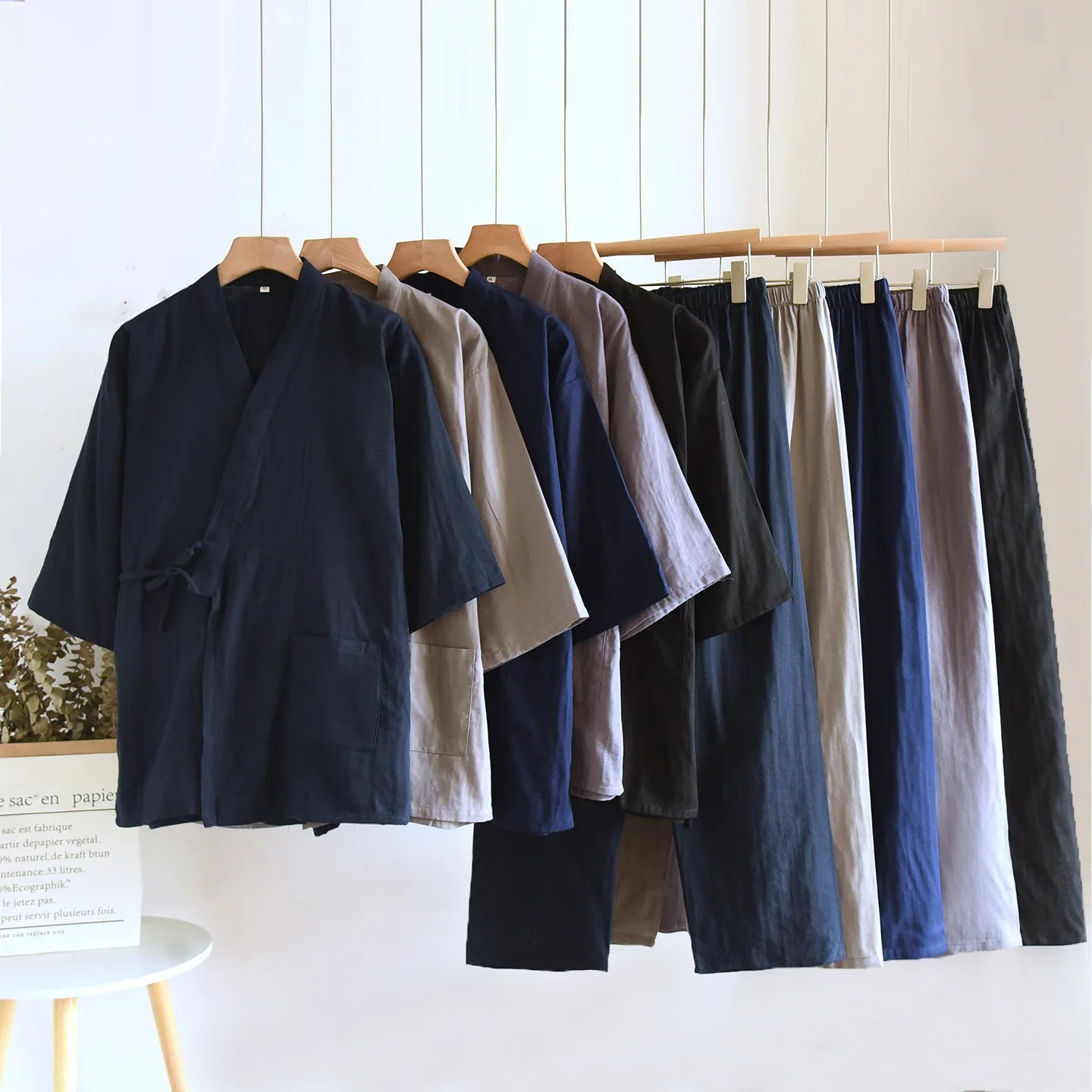 Gros plan sur la fibre de coton naturel de l'ensemble pyjama, douceur et qualité zen.