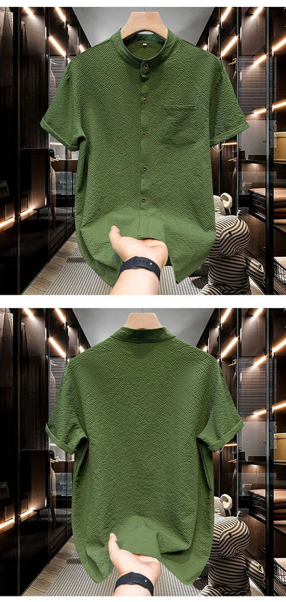 Dos de la chemise marron col Mao, coupe droite et manches courtes style minimaliste.