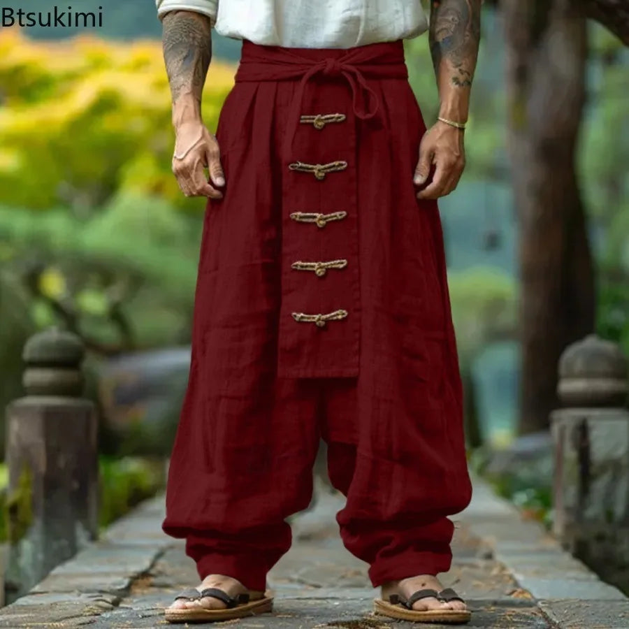 Pantalon large homme rouge bordeaux en lin avec boutons brandebourg et ceinture nouée.