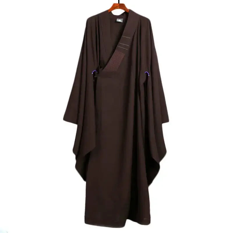 Robe de moine bouddhiste marron café montrant la coupe traditionnelle Hanfu ample et le col croisé.