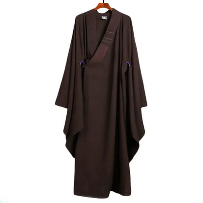 Robe de moine bouddhiste marron café montrant la coupe traditionnelle Hanfu ample et le col croisé.