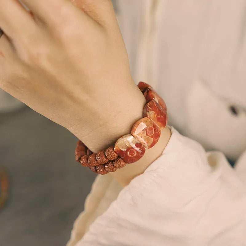 Bracelet Double Rang Rudraksha, Pierre Corail et Laiton – Bijou Oriental de Couple