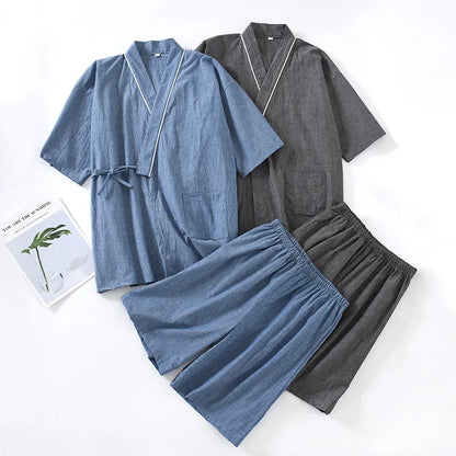 Duo de pyjamas kimonos homme en coton bleu et gris, coupe ample style japonais traditionnel.