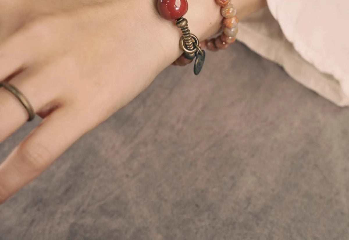 Bracelet Pierre Corail et Agate de Gobi avec Perles de Laiton – Bijou Oriental Unisexe