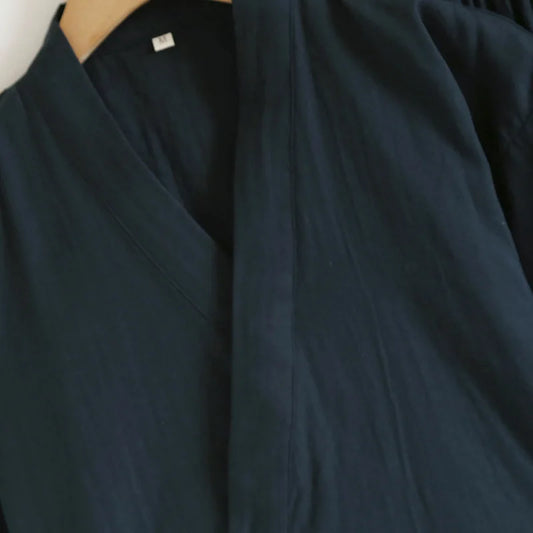 Détail du col en V et de l'étiquette du kimono de pyjama homme en coton bleu marine.