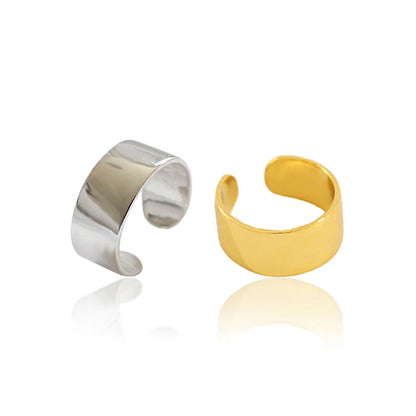 Paire de bagues d'oreille minimalistes en argent 925 et finition dorée sur fond blanc