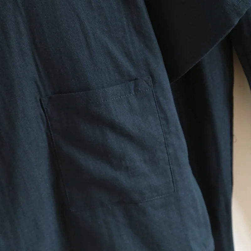 Poche latérale plaquée sur la veste de pyjama zen pour homme, matière coton naturel.