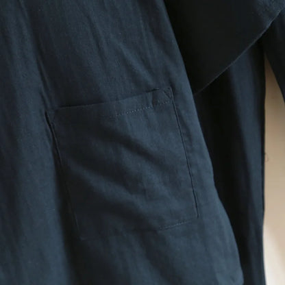 Poche latérale plaquée sur la veste de pyjama zen pour homme, matière coton naturel.
