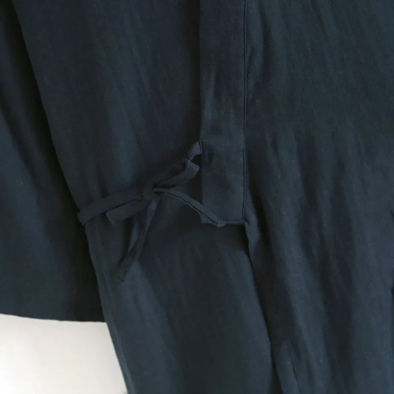 Zoom sur le cordon de serrage latéral de la veste kimono pour un ajustement personnalisé.
