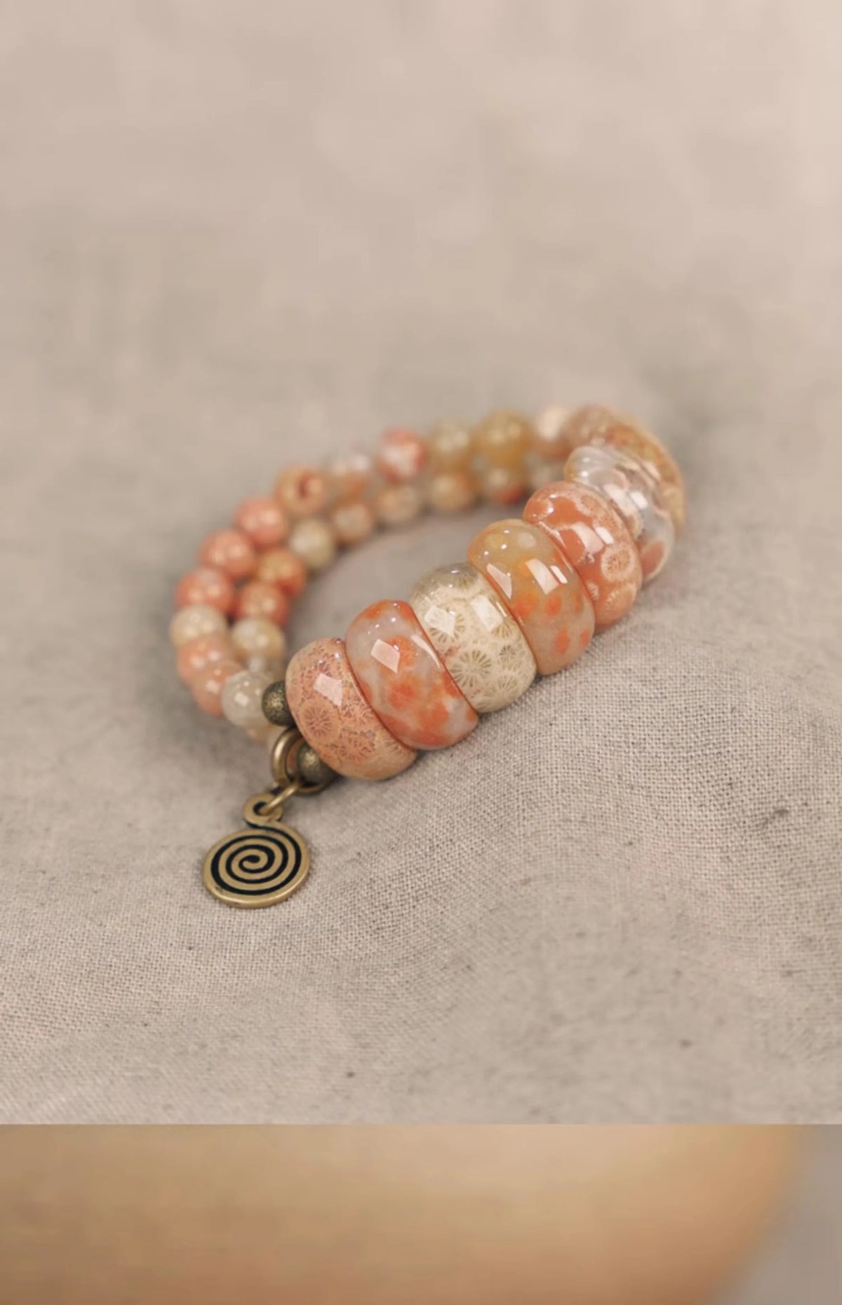 Bracelet Double Rang Pierre Corail et Laiton – Bijou Oriental de Prospérité