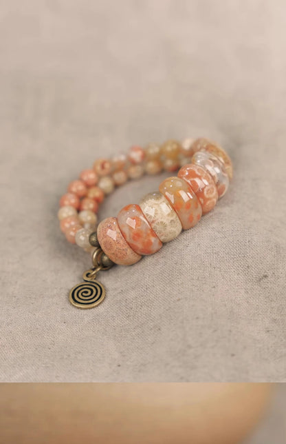 Bracelet Double Rang Pierre Corail et Laiton – Bijou Oriental de Prospérité