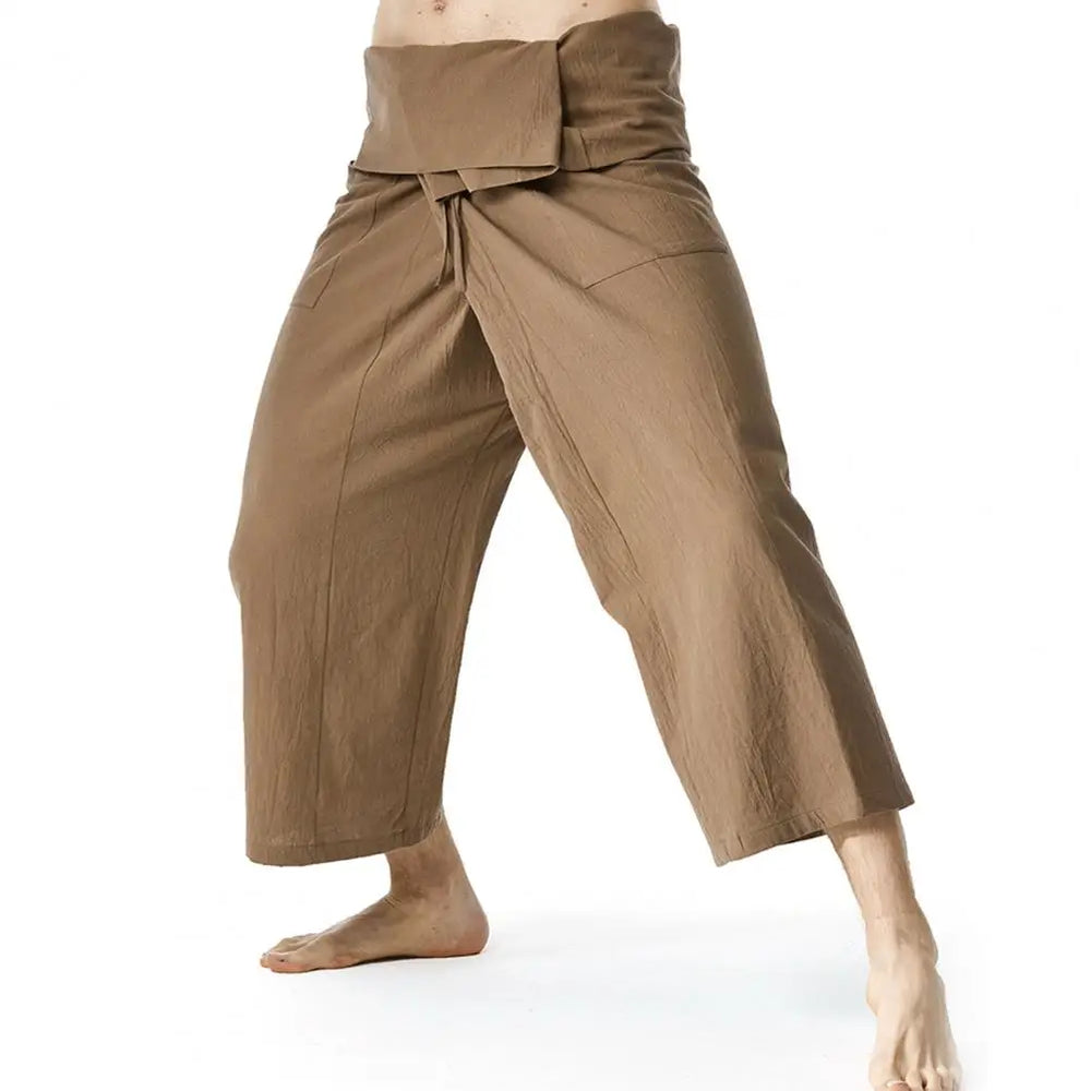 Pantalon de pêcheur thaïlandais en lin marron café vue de face montrant la coupe ample et le drapé naturel