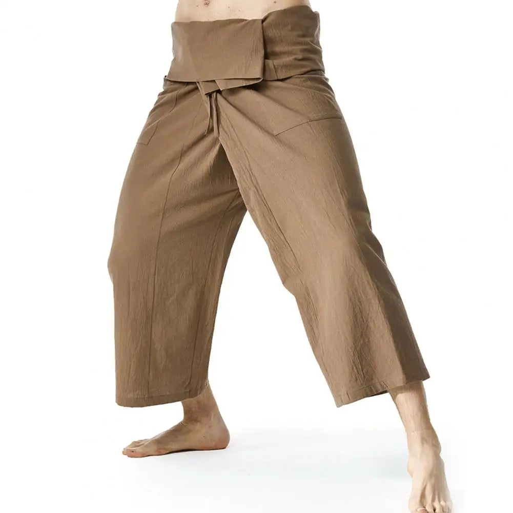 Pantalon de pêcheur thaïlandais en lin marron café vue de face montrant la coupe ample et le drapé naturel