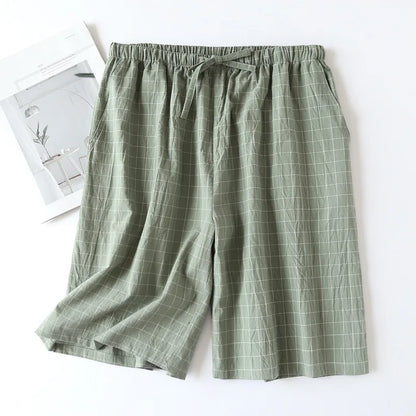 Modèle de short de nuit noir à carreaux blancs, vêtement d'intérieur masculin sobre et élégant.
