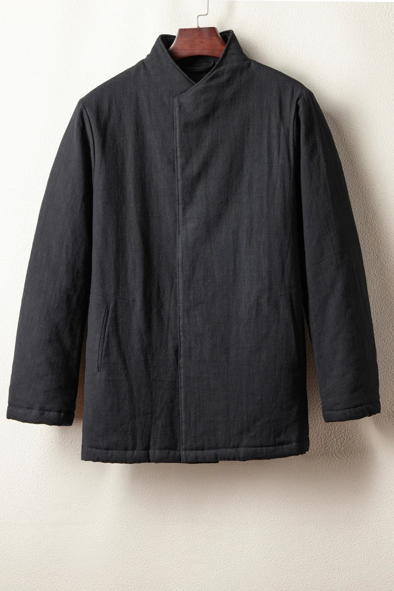 Face avant de la veste Tang rembourrée avec col officier et fermeture croisée invisible.