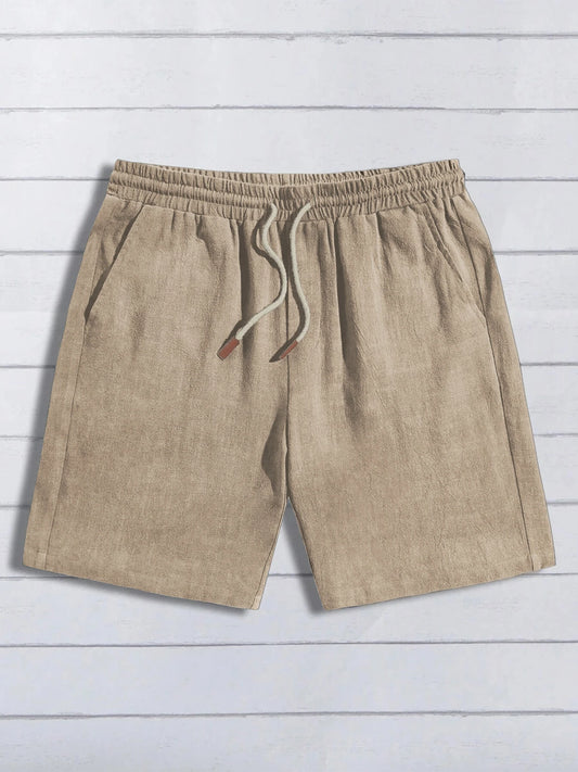 Short homme en lin et coton couleur beige sable, vue de face avec cordon de serrage et poches latérales.