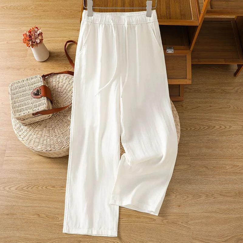 Pantalon d'été en lin blanc, tissu naturel et respirant, coupe large pour un confort absolu.