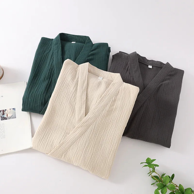 Vue de face de la robe kimono grise, coupe longue et fluide au style japonais zen.