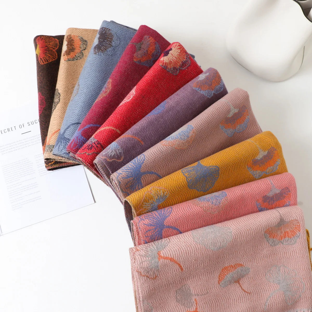 Pashmina rose poudré avec imprimés floraux, idéal pour une chaleur élégante.