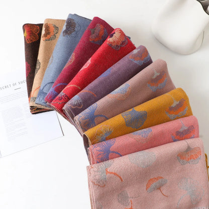 Pashmina rose poudré avec imprimés floraux, idéal pour une chaleur élégante.