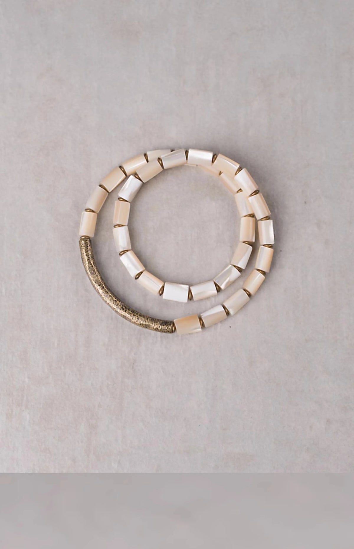 Bracelets à Accumuler Coquillage et Laiton – Set Minimaliste Tons Neutres pour Femme