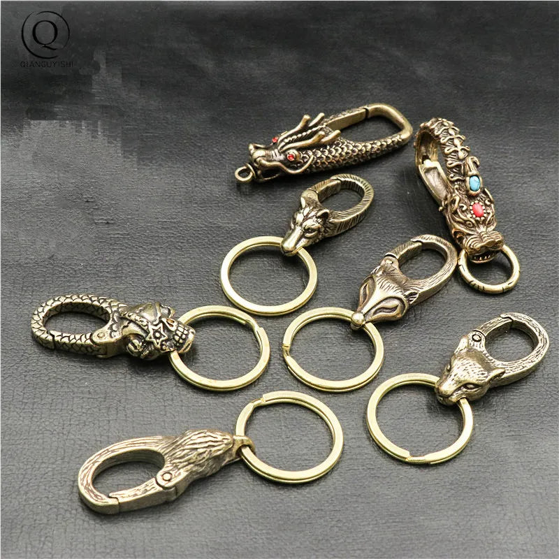 Collection de porte-clés artisanaux en cuivre sculpté aux motifs de dragon, loup et renard, style antique.