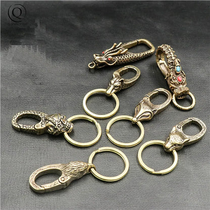 Collection de porte-clés artisanaux en cuivre sculpté aux motifs de dragon, loup et renard, style antique.
