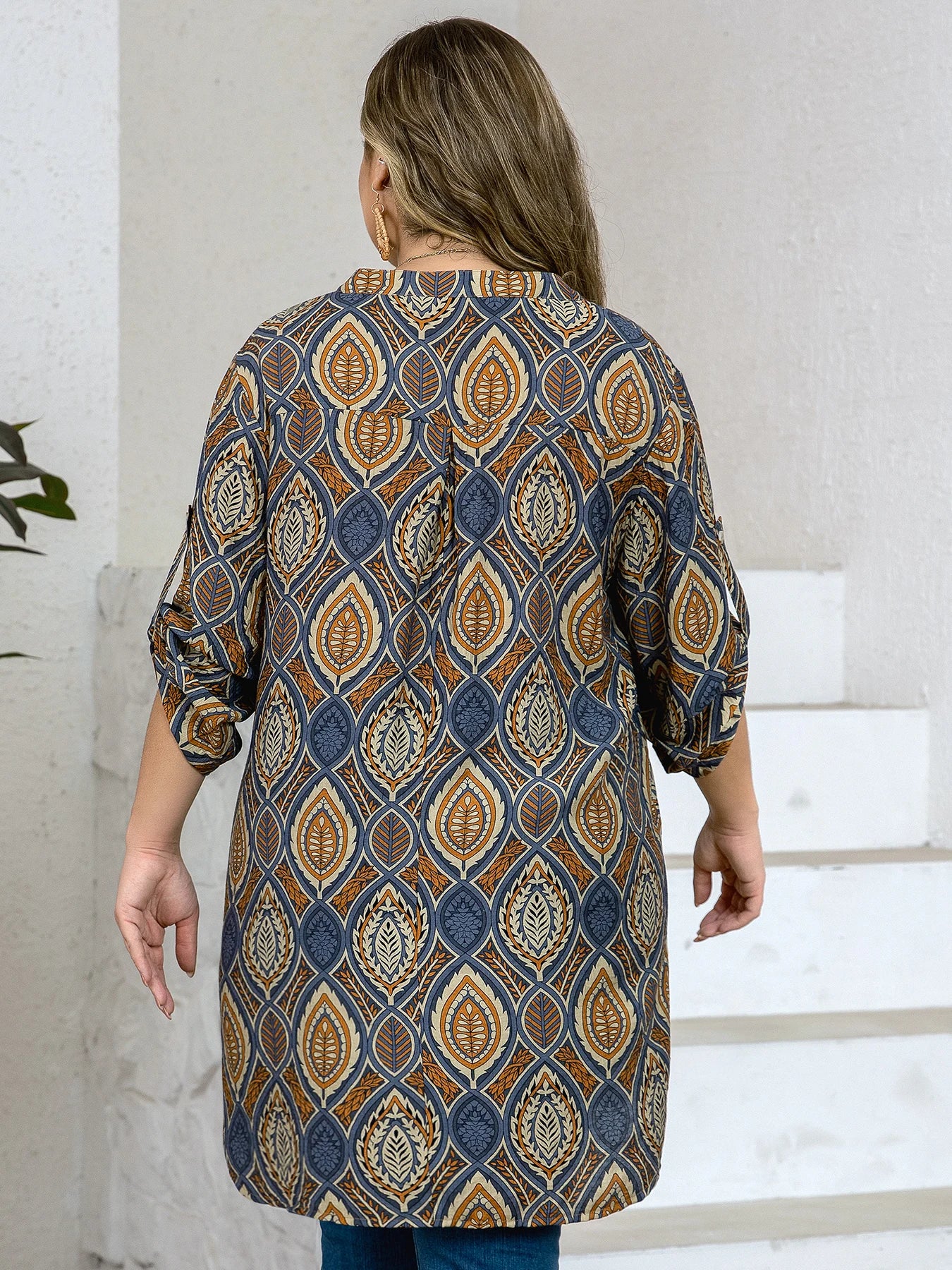 Tunique longue fluide pour femme avec imprimé géométrique dos, détails des manches trois-quarts.