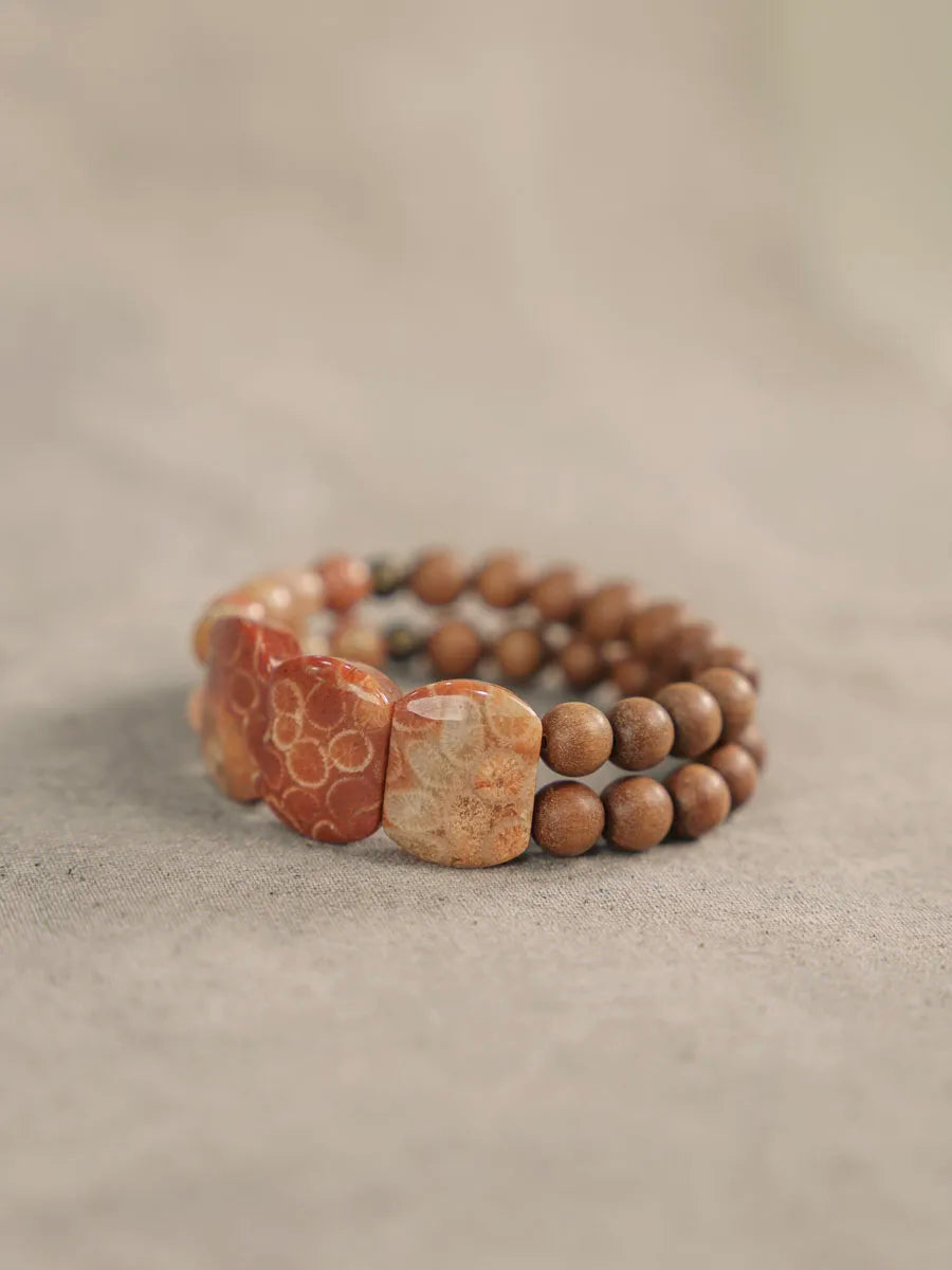 Bracelet Bois de Santal et Pierre Corail avec Perles de Laiton – Bijou Oriental
