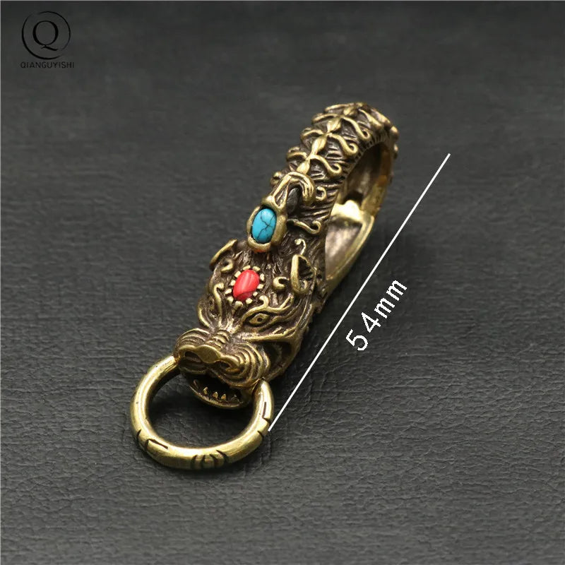 Porte-clés tête de lion en cuivre massif, détails de crinière sculptés, dimensions 46 mm par 21 mm.