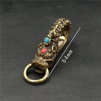 Porte-clés tête de lion en cuivre massif, détails de crinière sculptés, dimensions 46 mm par 21 mm.