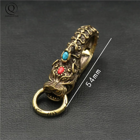 Porte-clés tête de lion en cuivre massif, détails de crinière sculptés, dimensions 46 mm par 21 mm.