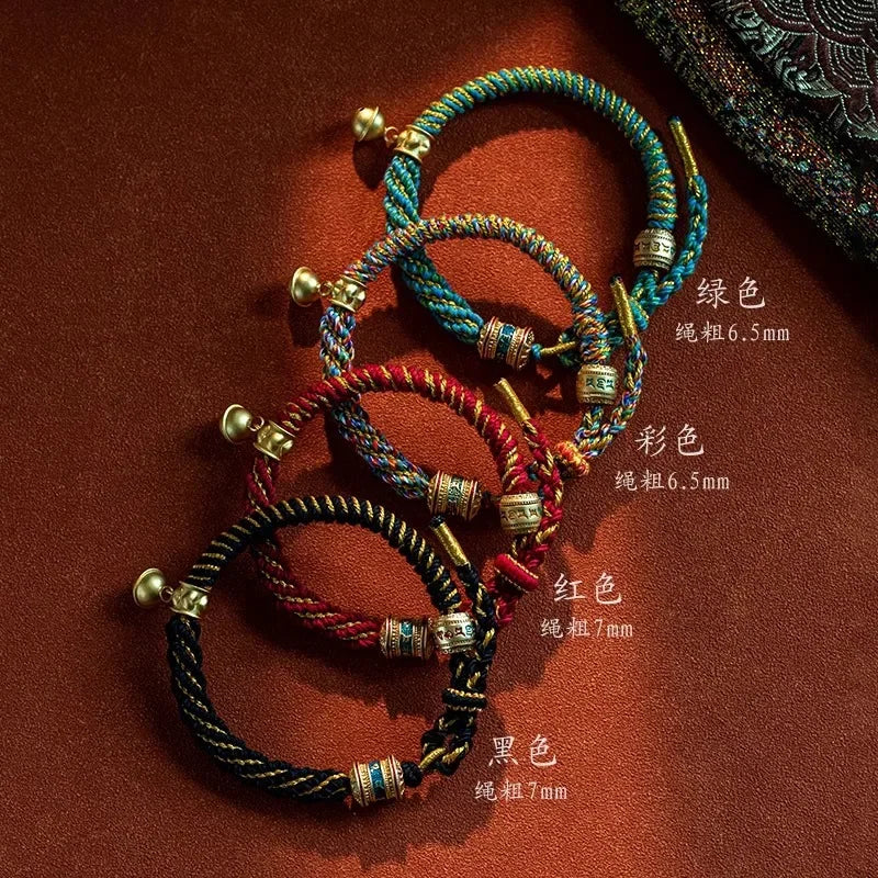 Détail artisanal des nœuds de protection et d'une perle en laiton sur le bracelet.