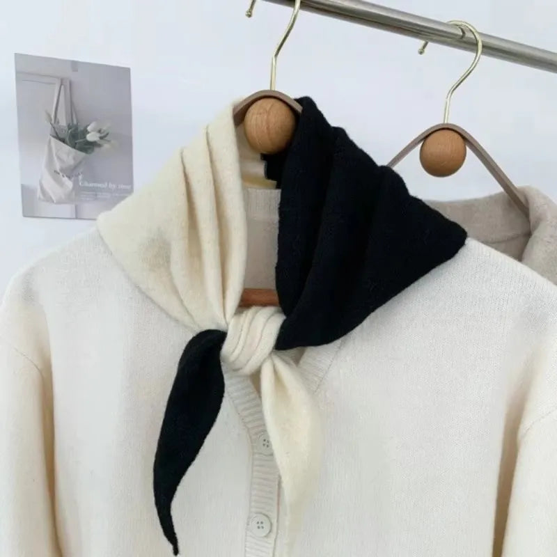 Détail de l'écharpe en laine à rayures marron et blanc, finition artisanale soignée.