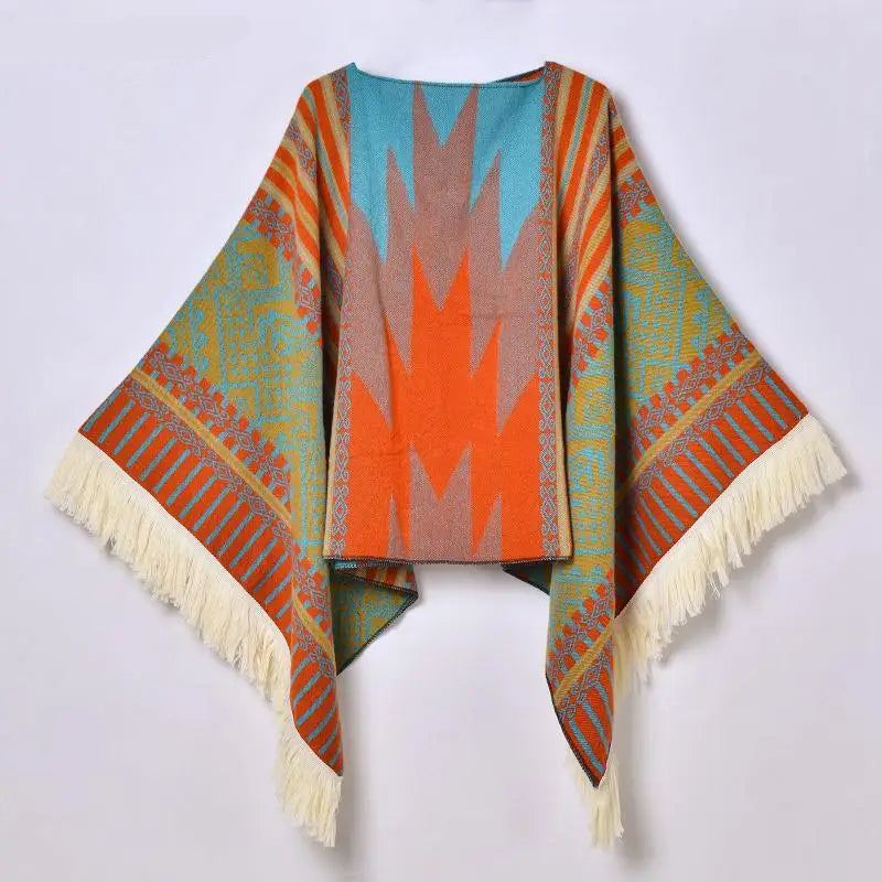 Détail du tissage jacquard et des franges d'un poncho bohème multicolore pour femme