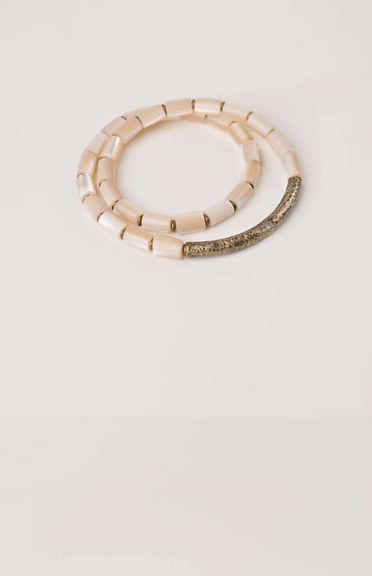 Bracelets à Accumuler Coquillage et Laiton – Set Minimaliste Tons Neutres pour Femme