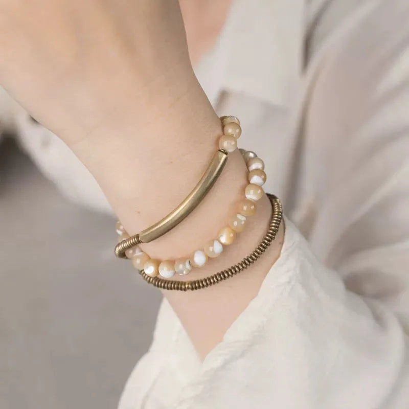 Bracelet Triple Tour Coquillage Naturel 6 mm et Laiton Vintage – Bohème pour Femme