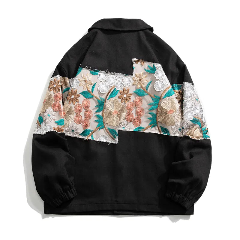 Vue de dos de la veste noire montrant le détail des motifs de fleurs brodées et la coupe ample structurée.