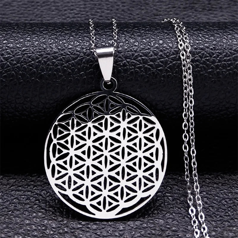 Le collier Fleur de Vie présenté à plat, soulignant la symétrie parfaite du design.
