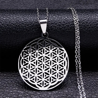 Le collier Fleur de Vie présenté à plat, soulignant la symétrie parfaite du design.