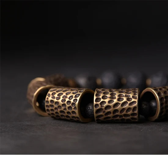 Bracelet Pierre de Lave et Tubes de Laiton Martelé – Style Rock Unisexe