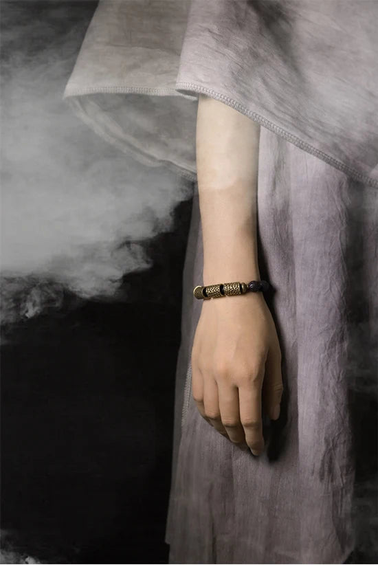 Bracelet Pierre de Lave et Tubes de Laiton Martelé – Style Rock Unisexe