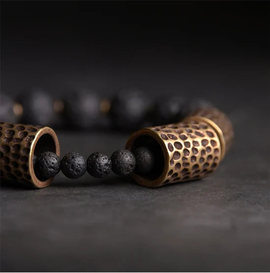 Bracelet Pierre de Lave et Tubes de Laiton Martelé – Style Rock Unisexe