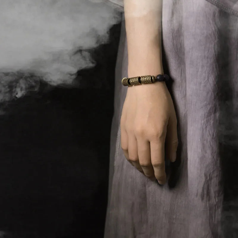 Bracelet Pierre de Lave et Tubes de Laiton Martelé – Style Rock Unisexe