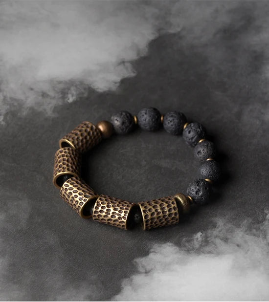 Bracelet Pierre de Lave et Tubes de Laiton Martelé – Style Rock Unisexe