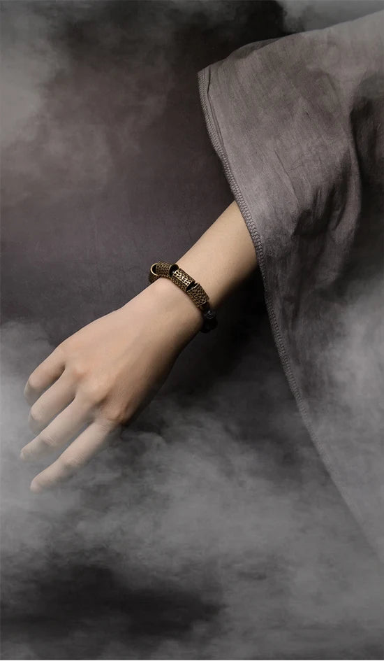 Bracelet Pierre de Lave et Tubes de Laiton Martelé – Style Rock Unisexe