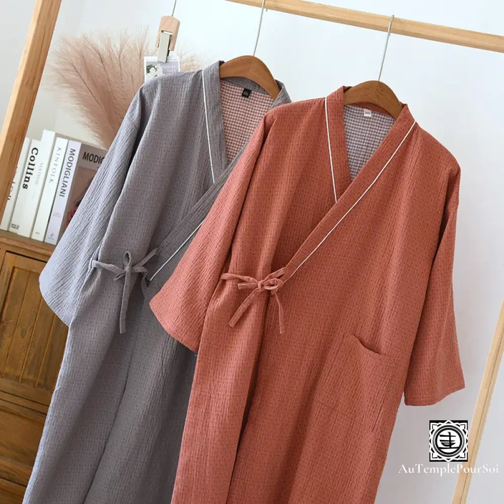 Deux robes kimono unisexe sur des cintres